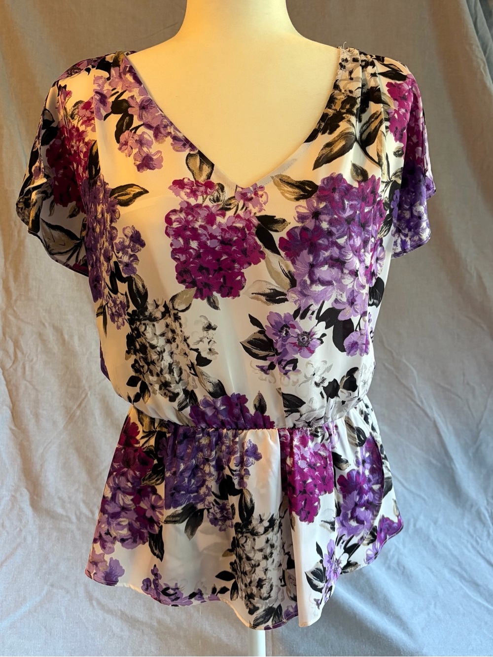 WHBM White House Black Market Floral V-Neck Peplum Top in Purple and White